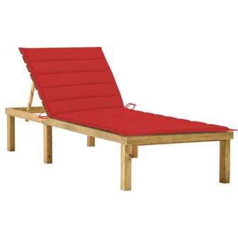 Ligbed met rood kussen ge&iuml;mpregneerd grenenhout