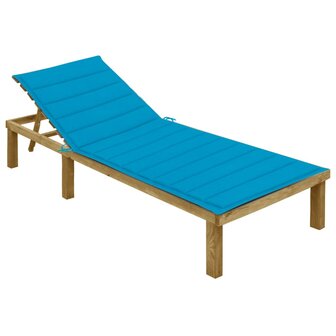 Ligbed met blauw kussen ge&iuml;mpregneerd grenenhout