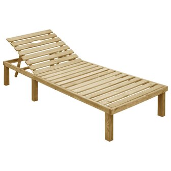 Ligbed met blauw kussen ge&iuml;mpregneerd grenenhout
