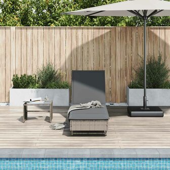 Ligbed met wielen en kussen poly rattan grijs