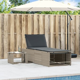 Ligstoelen 2 st met tafel lichtgrijs poly rattan