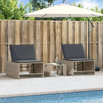 Ligstoelen 2 st met tafel lichtgrijs poly rattan