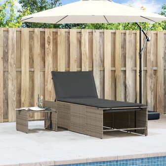 Ligstoelen 2 st met tafel grijs poly rattan