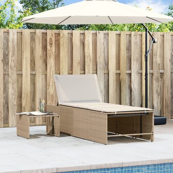 Ligstoelen 2 st met tafel beige poly rattan