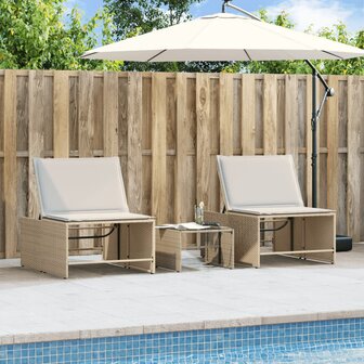 Ligstoelen 2 st met tafel beige poly rattan