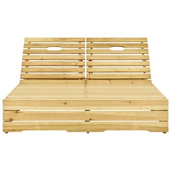 Ligbed tweepersoons met heldergroene kussens ge&iuml;mpregneerd hout