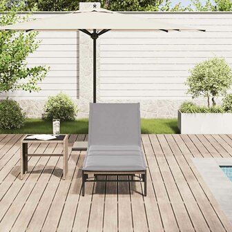 Ligstoel met kussen beige polyrotan