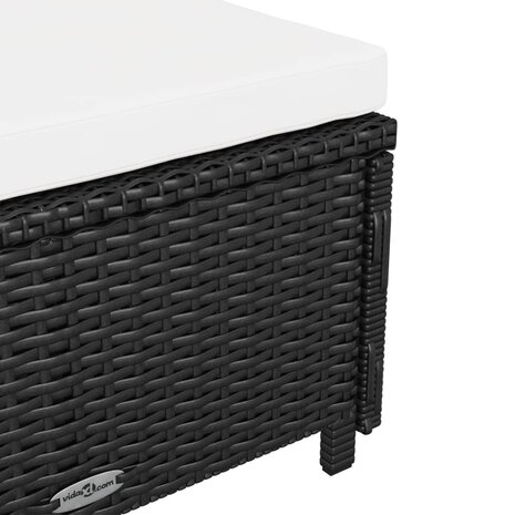 Ligbed met crèmewit kussen poly rattan zwart