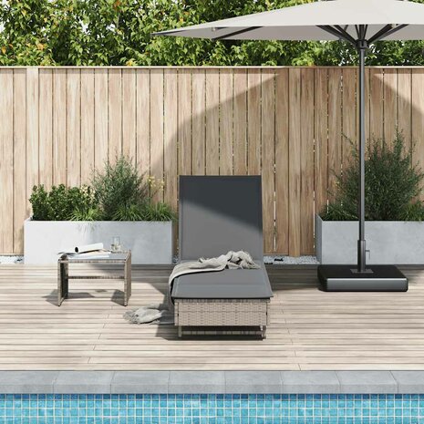 Ligbed met wielen en kussen poly rattan grijs
